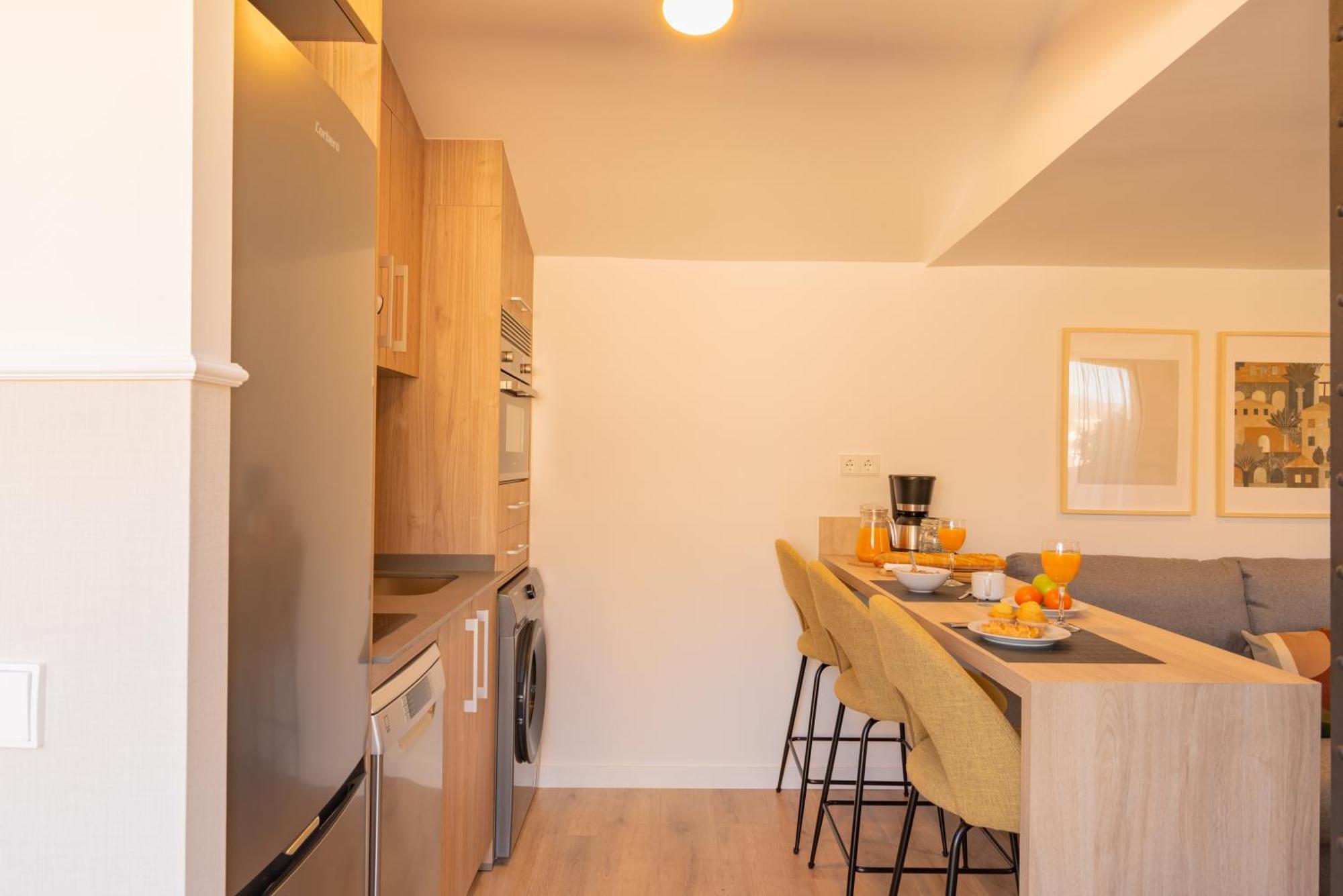 Feelathome Atarazanas Apartments Malaga Bagian luar foto