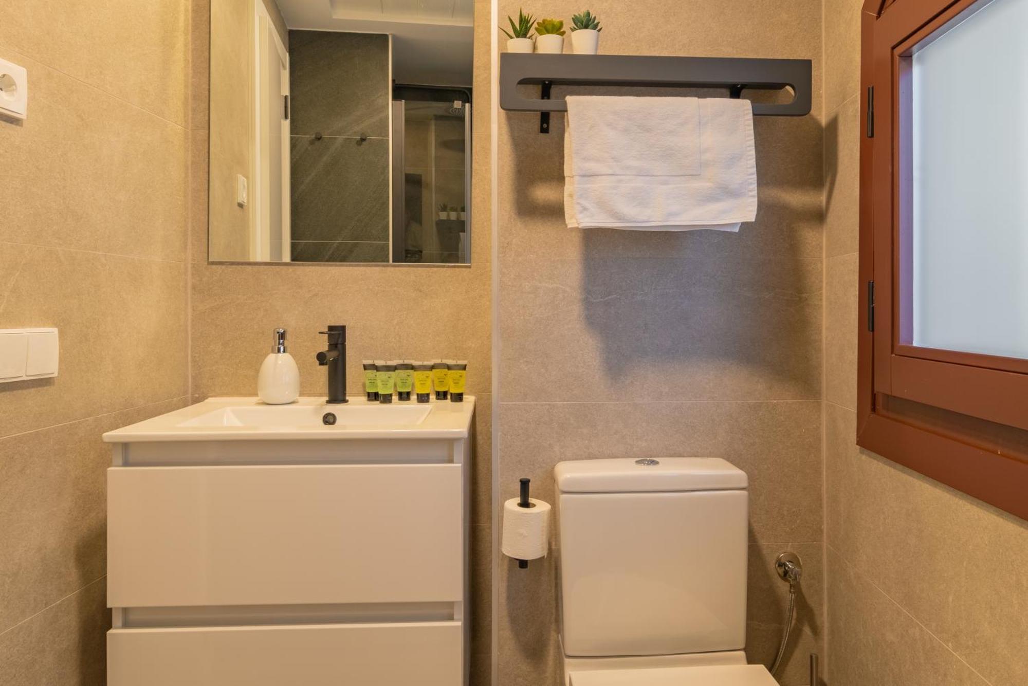 Feelathome Atarazanas Apartments Malaga Bagian luar foto